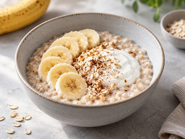 Schale mit cremigem Haferporridge, Skyr untergerührt und Bananenscheiben obenauf.